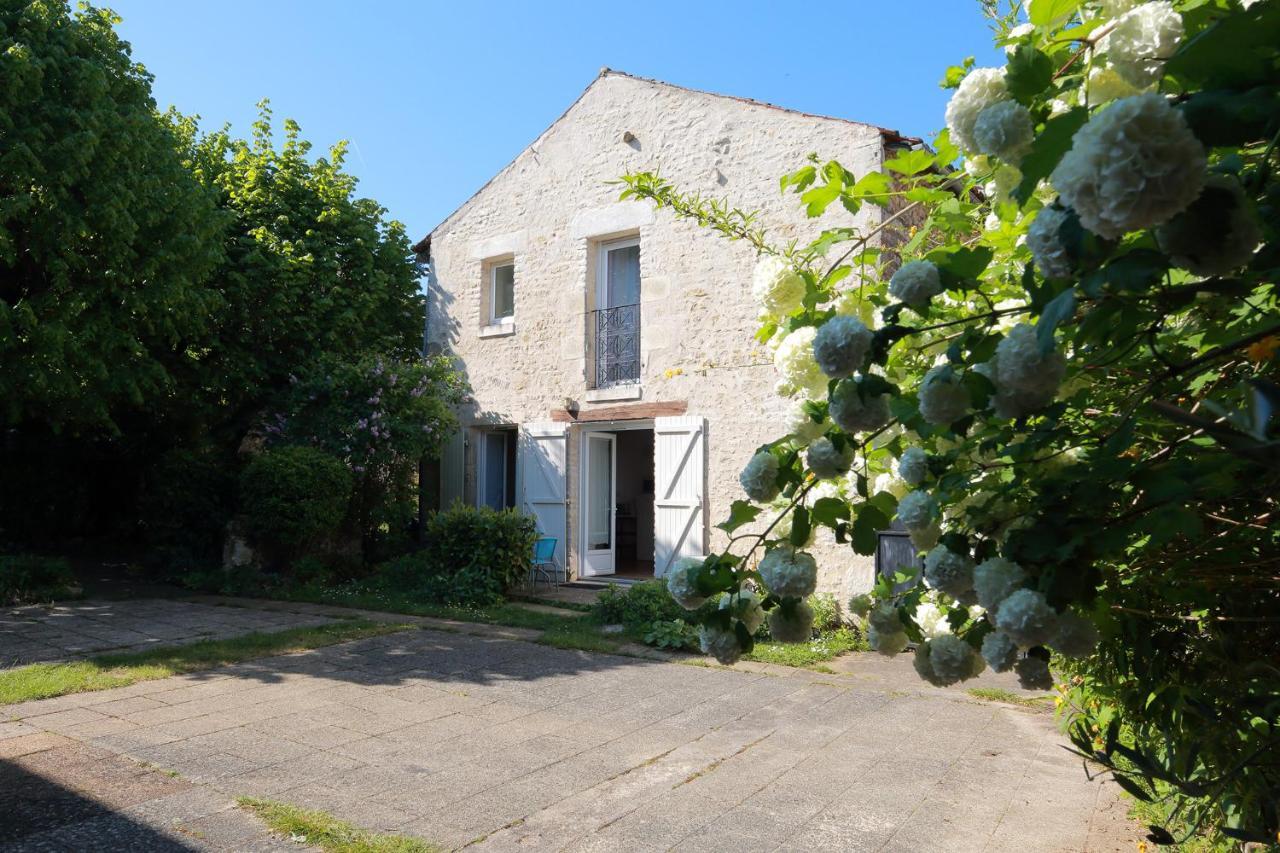 Gîte La Loge des Fées Latillé Exterior foto